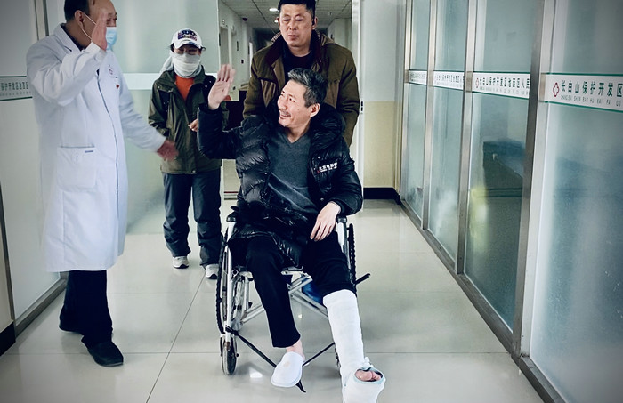 “元芳”扮演者——著名演员张子健拍摄新戏不慎受伤，为还原“靖宇精神”决定带伤拍戏